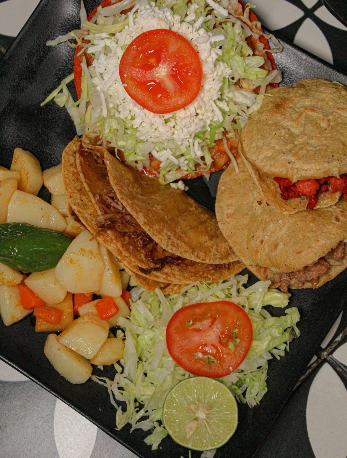 Tacos dorados con ensalada
